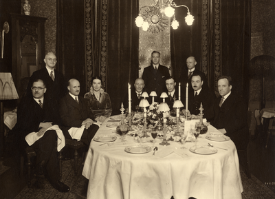 104682 Groepsportret van de afdelingschefs van de gemeente Utrecht en de gemeentesecretaris J. de Lange, tijdens een ...